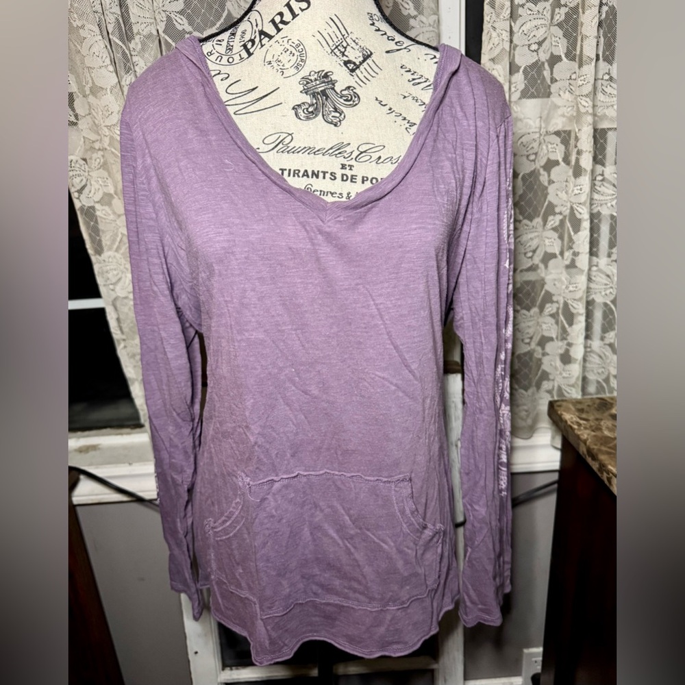 Lightweight yoga hoodie with kangaroo pocket.